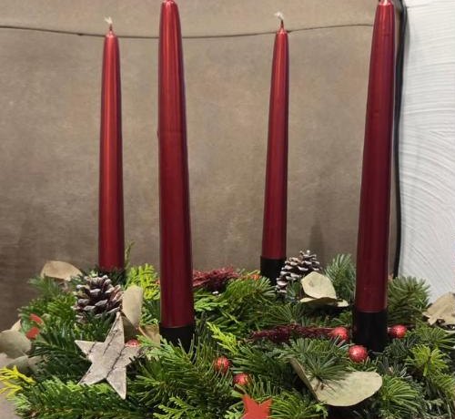 Adventskranz mit vier hohen Stabkerzen