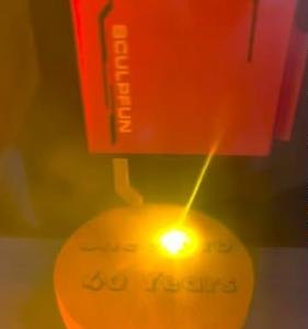 Laser graviert einen Flaschenöffner zum 40. Geburtstag
